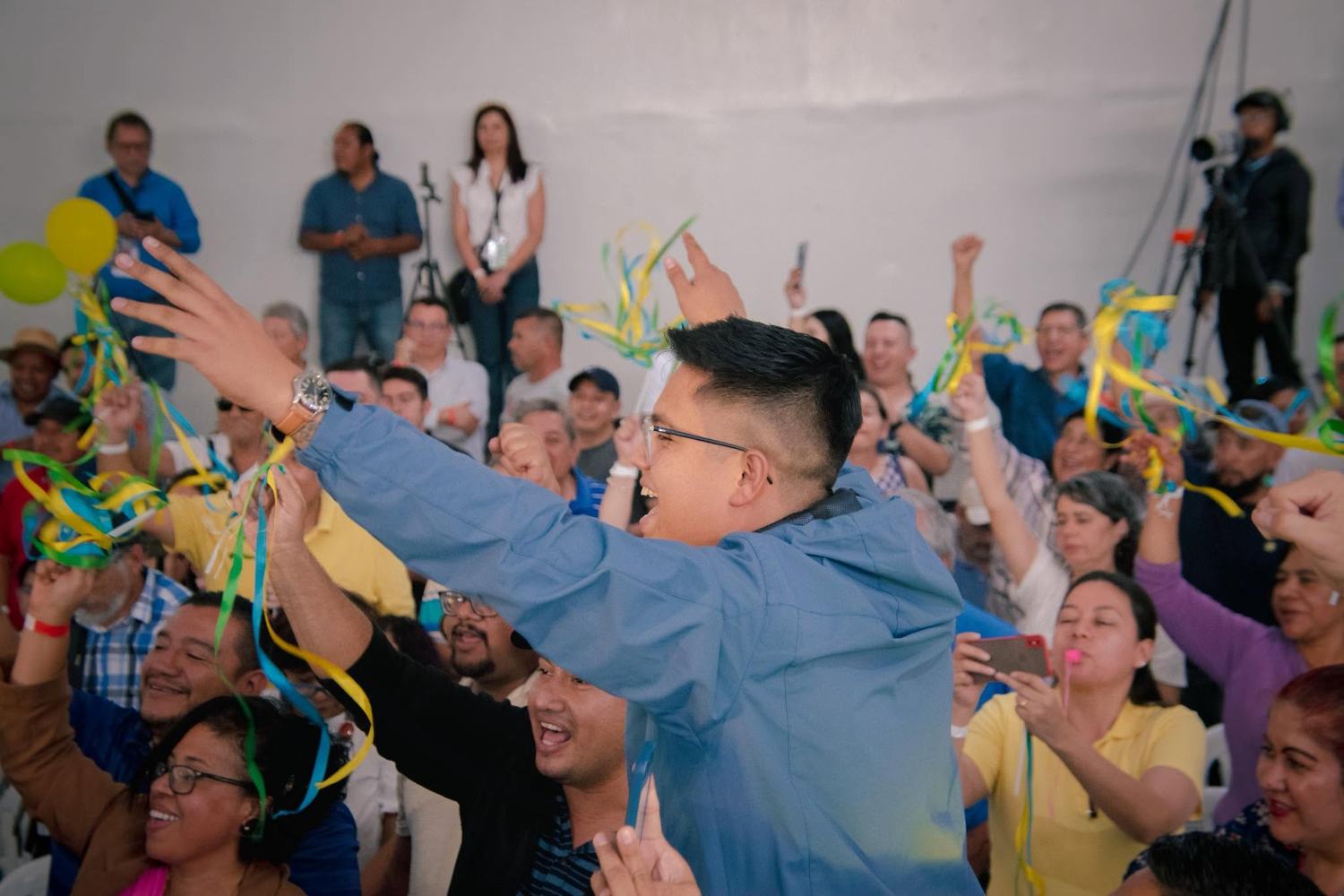 David Illescas junto a vecinos en una actividad pública